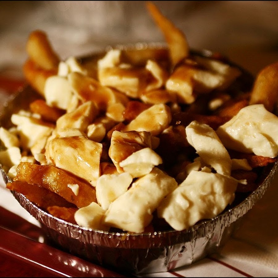 Poutine. Poutine Canada. Poutine блюдо. Канадская кухня. Канадские национальные блюда.