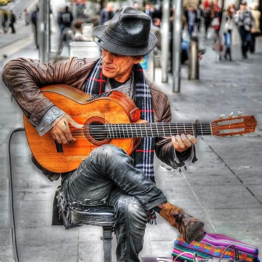 Играть на гитаре на испанском. Гитарист фламенко. Испанский гитарист. Уличный гитарист. Испанец с гитарой.