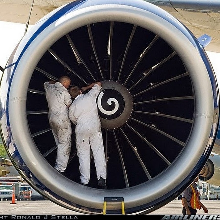 Еврей в турбине самолета мем. Двигатель самолета Боинг 737. Авиадвигатель Боинг 777. Двигатель Боинг 777. Boeing 777 диаметр двигателя.