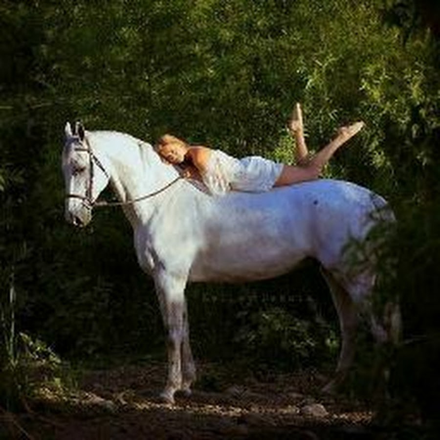 Наездница близко. Фотосессия с лошадью позы. Босиком на лошади. Девушка на лошади босиком. Девушка и конь Эстетика.