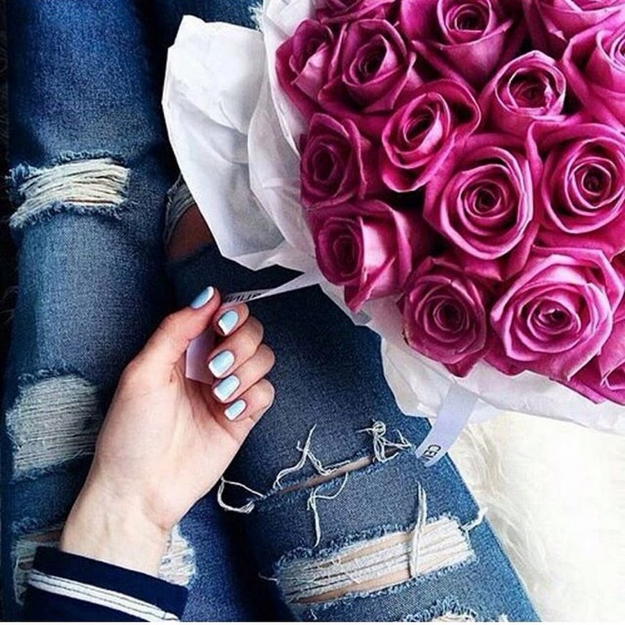 Букеты в руках девушек фото. Красивый букет в руках. Букет роз в руках. Букет цветов в руках у девушки. Красивые розы в руках.