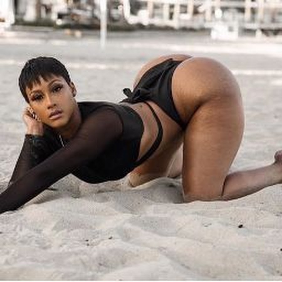 Mizz Twerksum Twerking live's.