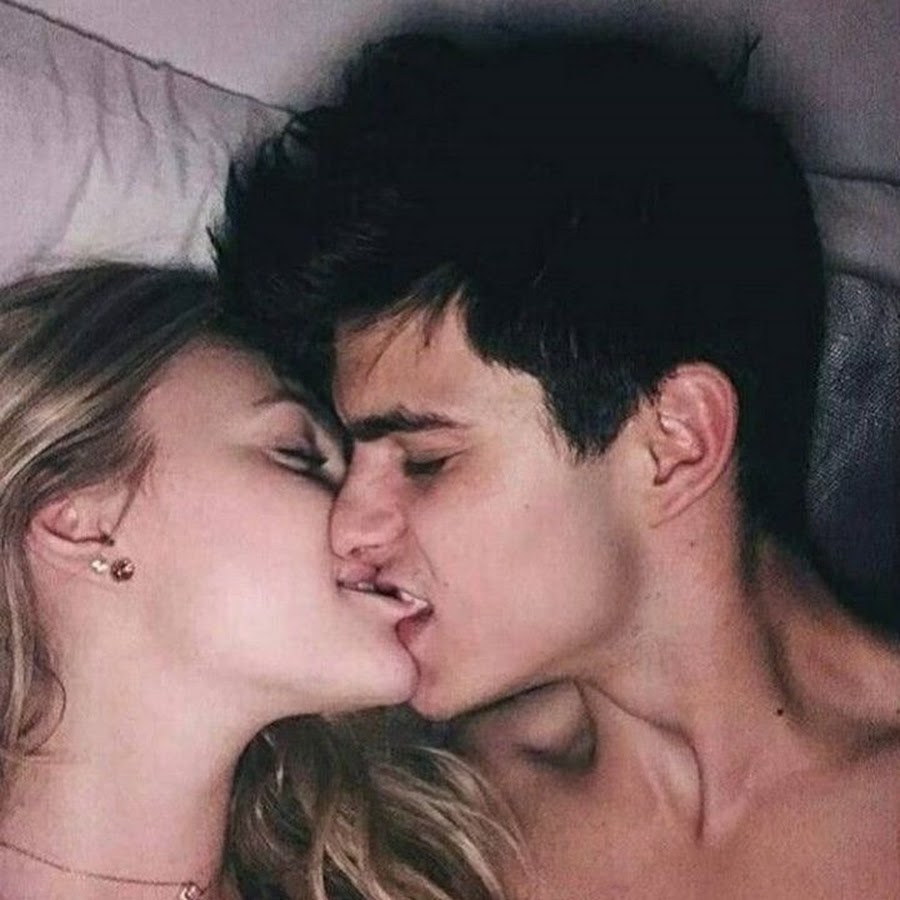 Сочный поцелуй. Kiss girlfriend. Поцелуи в кровати. Красивый поцелуй. Парень и девушка.