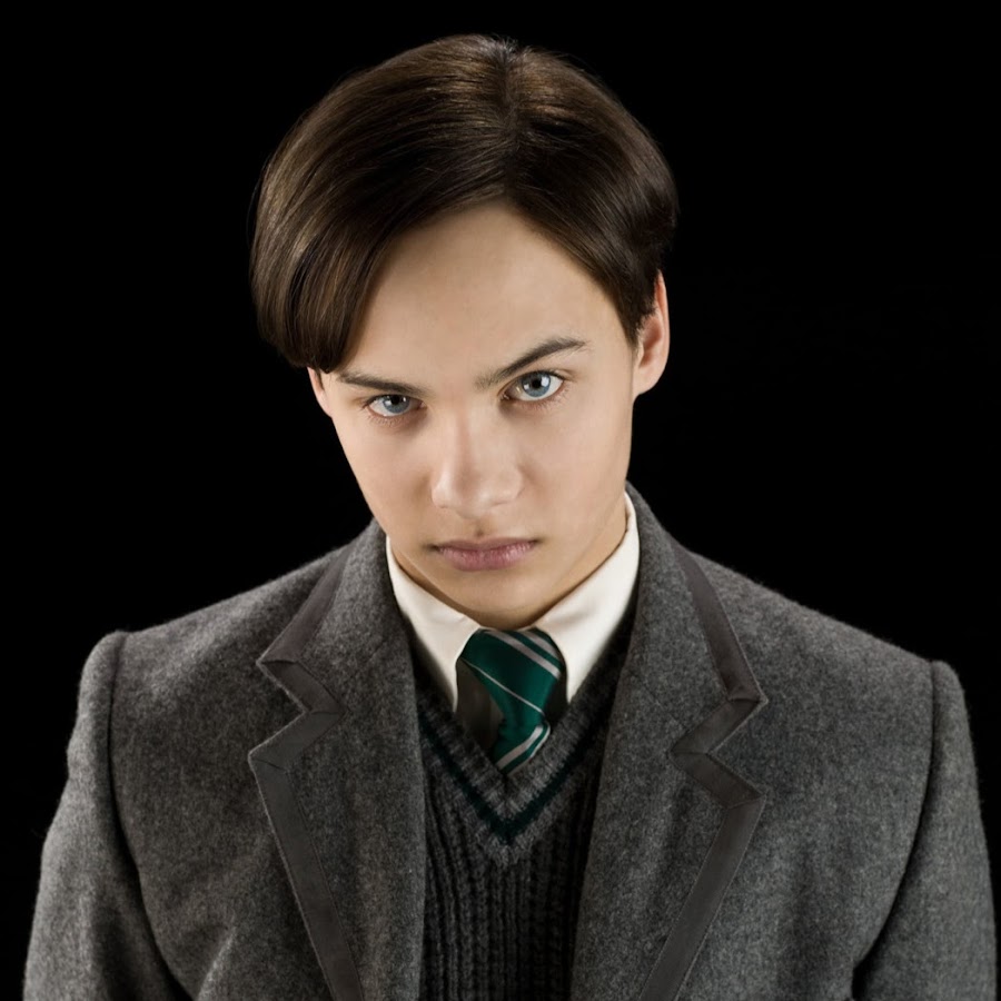 Tom marvolo riddle. Том Марволо Реддл. Фрэнк Диллэйн Гарри Поттер. Гарри Поттер и принц полукровка том Реддл. Том Реддл и Гарри Поттер.