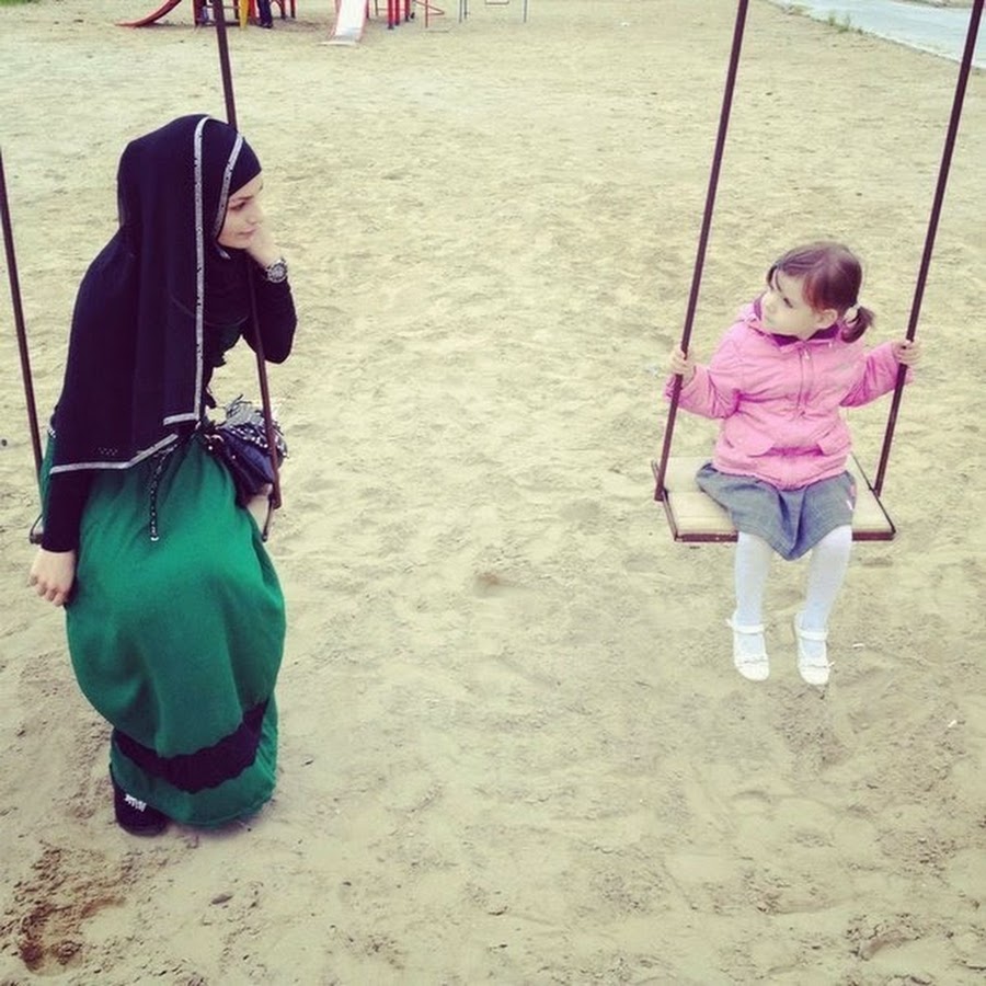 Мусульманская дочка. Мусульманка с ребенком. Девушка в хиджабе с ребенком. Мусульманка на качелях. Мусульманка с малышом.