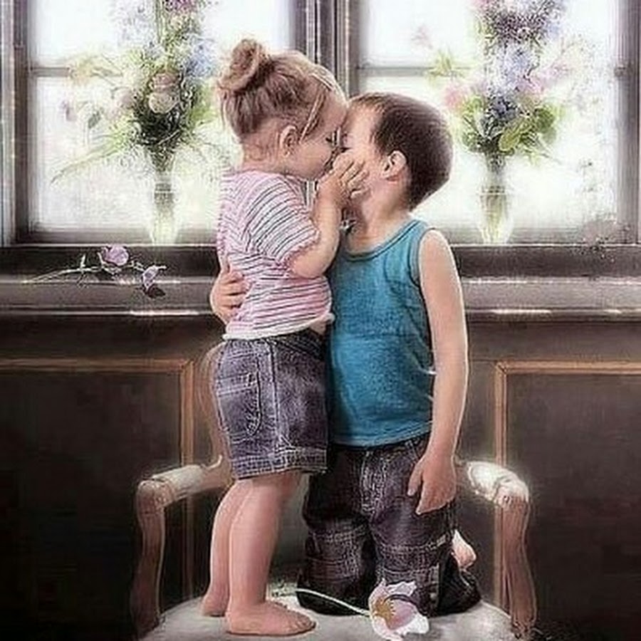 Маленькая девочка любит мальчика. Детский поцелуй. Первый детский поцелуй. Девочка и мальчик любят друг друга. На счёт три расстаёмся.