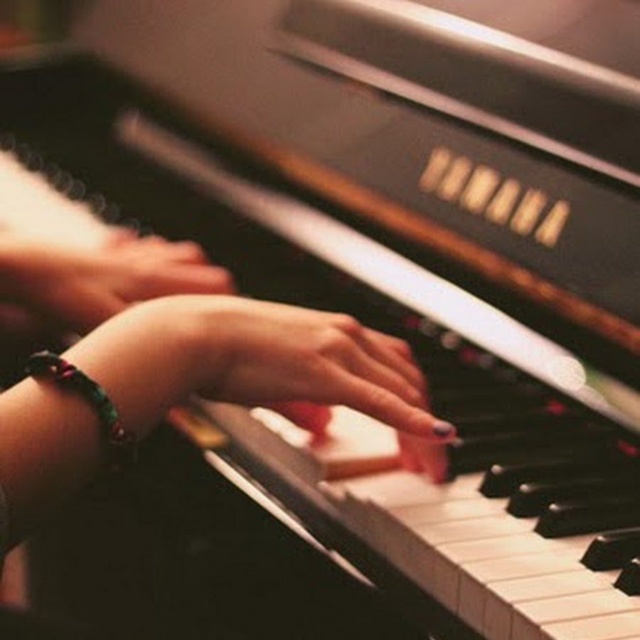 When playing the piano. Руки пианиста. Женские руки на рояле. Игра на пианино. Руки на пианино.