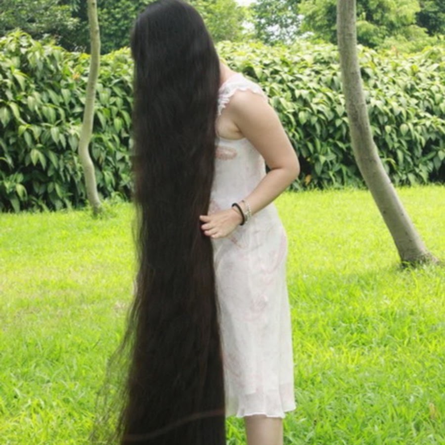 Long hair video. Очень длинные волосы. Супер длинные волосы. Длинные волосы свисают. Цыганка с длинными волосами.