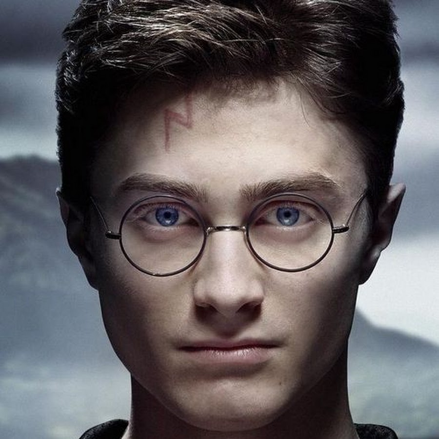 Harry potter starring. Шрам Гарри Поттера. Дэниел Рэдклифф 14 лет в очках. Гарри Поттер шрам на лбу. Гарри Поттер 2019.