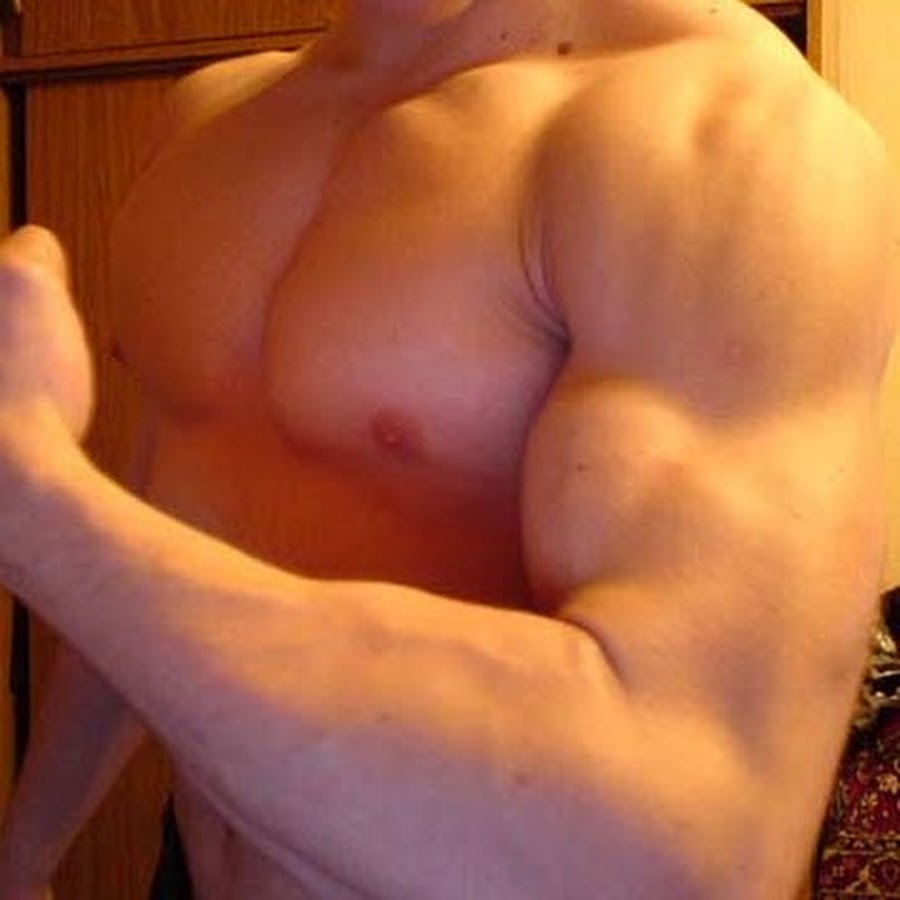 красивый бицепс у мужчин. бицепс. обычный бицепс. бицепс подростка. обычный бицепс.