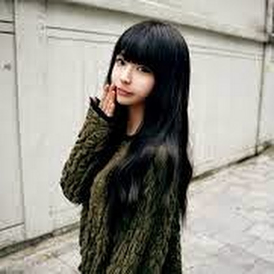Девушка с челкой. Японка с длинными волосами. Длинные черные волосы с челкой.