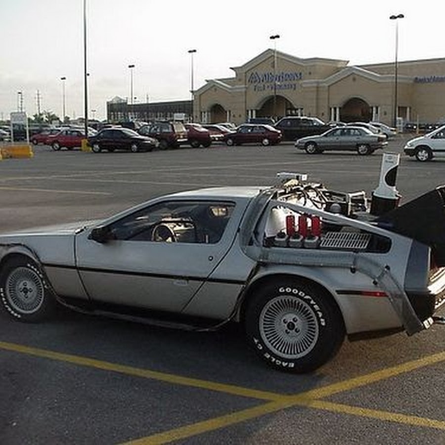 Назад в будущее фото машины. Делориан назад в будущее 2. DELOREAN DMC-12 назад в будущее. Делориан ДМС 14. Делориан ДМС 12 машина времени.