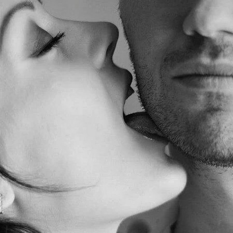 Красиво лижет языком. Нежное покусывание. Нежный поцелуй в шею. Языком по щеке. Поцелуй в шею мужчине.