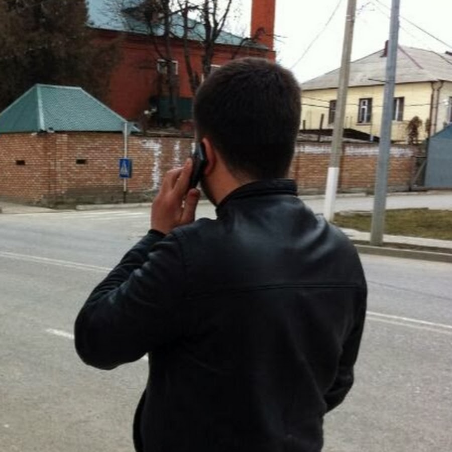 Кабардинская грозный. Ильясов Аюб. Чеченские парин стоящие задом на фоне фото.