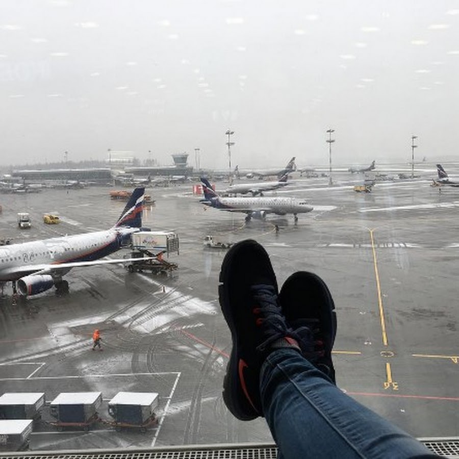 Домодедово таджики улетают. Москва аэропорт Шереметьево зимой. Самолет и аэропорт. Аэропорт Шереметьево вид из окна. Самолет из окна аэропорта.