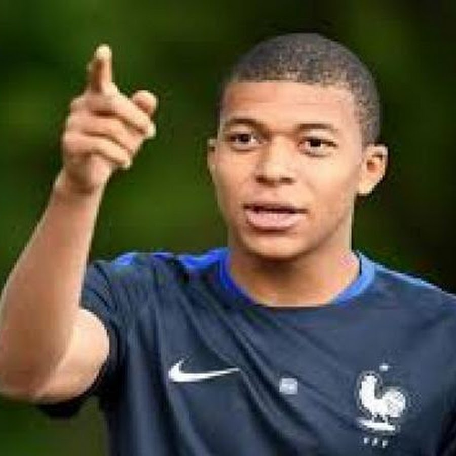 Кайлиан кертис. Kylian Mbappe. Килиан Мбаппе. Мбаппе улыбается.