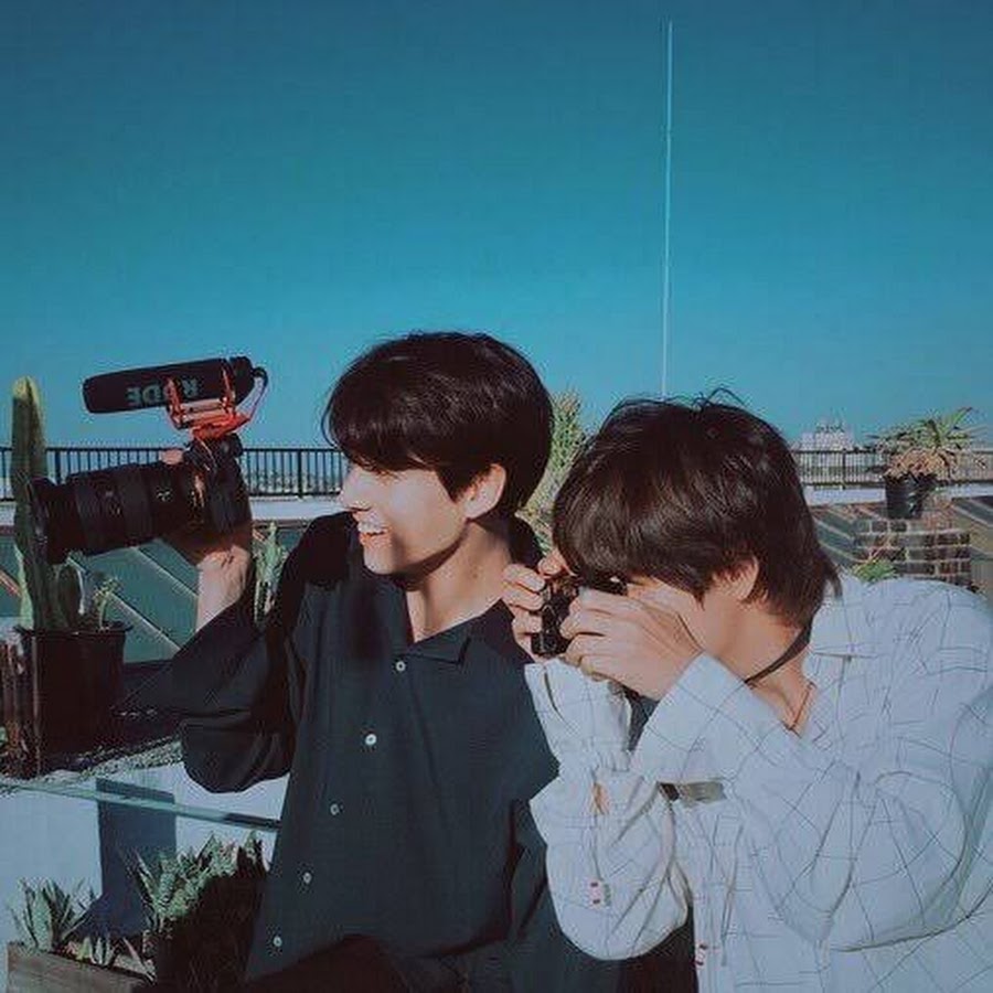 Удивительная история паука чонгука. Taekook aesthetic. БТС С камерой Эстетика. Taekook Black. Taekook Dark.