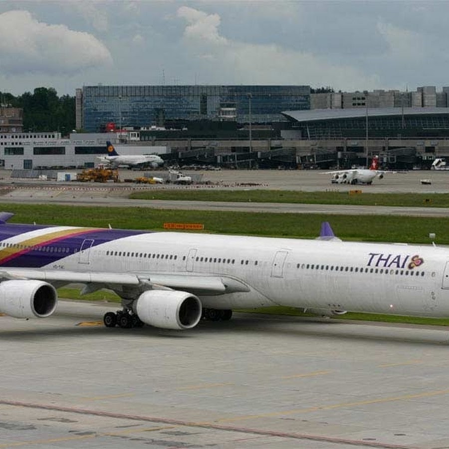 Авиакомпании бангкока. Airbus a330 Thai. Thai Airways a330. A330 200 взлет в Бангкоке. Thai Airways 747-8.