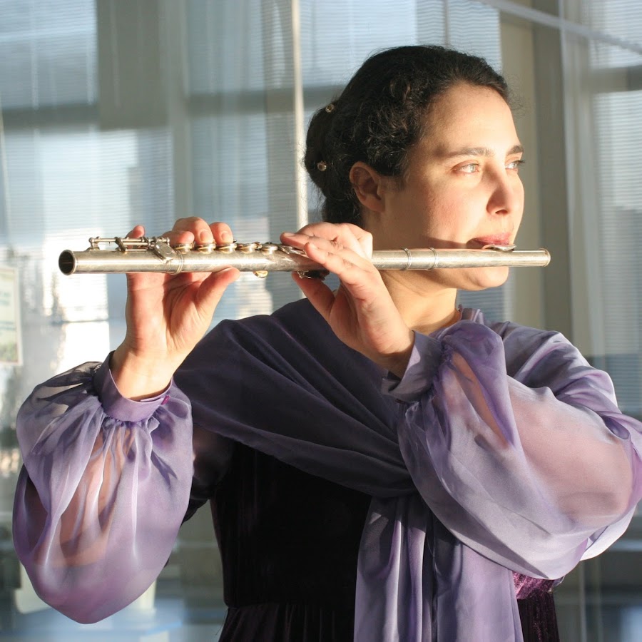 Уроки на флейте. Музыкант с флейтой. Игра на флейте. Фотосессия с флейтой.