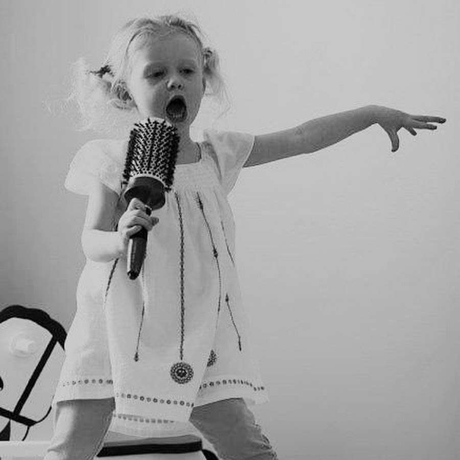 Девочки пели веселые песенки. Поет в расческу. Дети поют. Девочка поет. Ребенок поет в расческу.