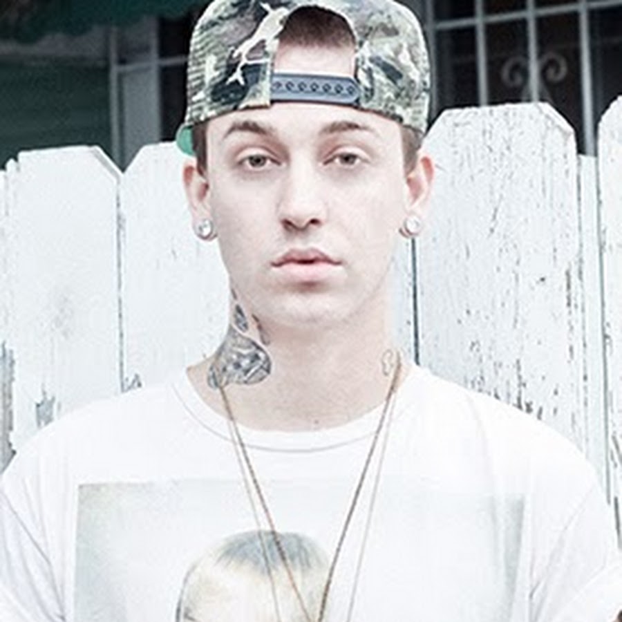 Meet him. Blackbear рост. Мэттью Тайлер масто. Blackbear концерты. Blackbear цвет глаз.