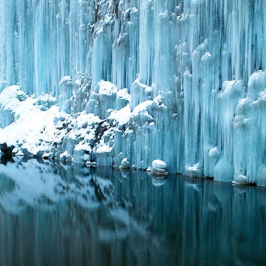 Лед 2 вода. Водопад. Снег на воде. Снежная вода. Сосульки.