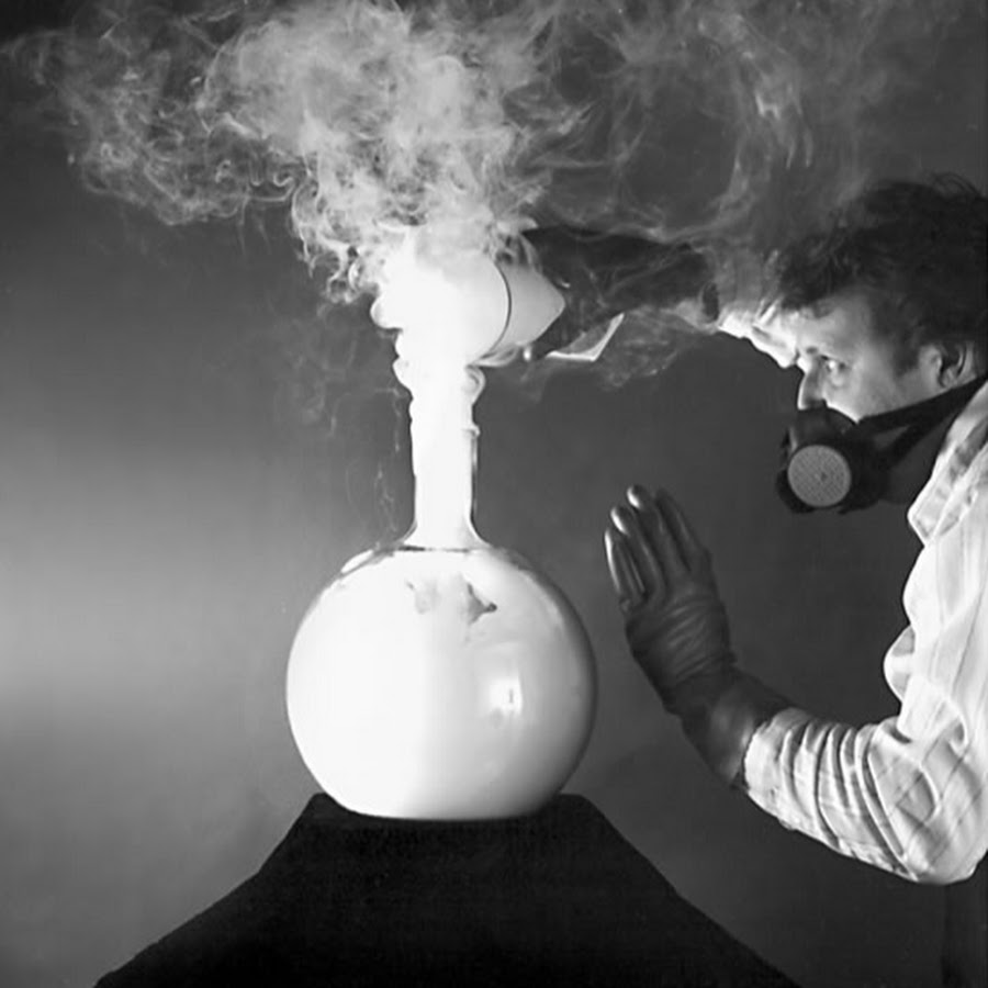 Газообразные люди. :Тетрахлорид титана дым. Дымящиеся колбы. Колба с дымом. Химический эксперимент дым.