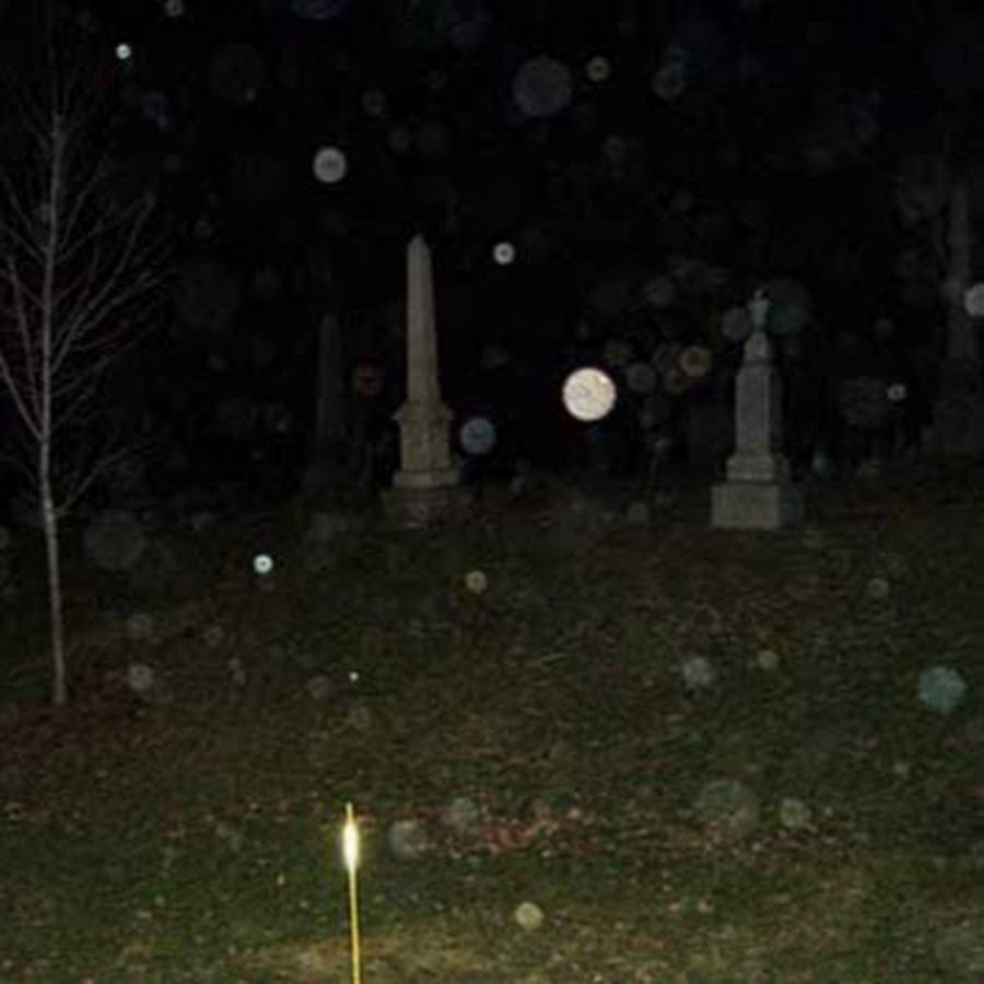 Ночью на кладбище есть. Кладбище ночью с призраками. Реальные призраки на кладбище. Русское кладбище ночью. Огоньки на кладбище ночью.