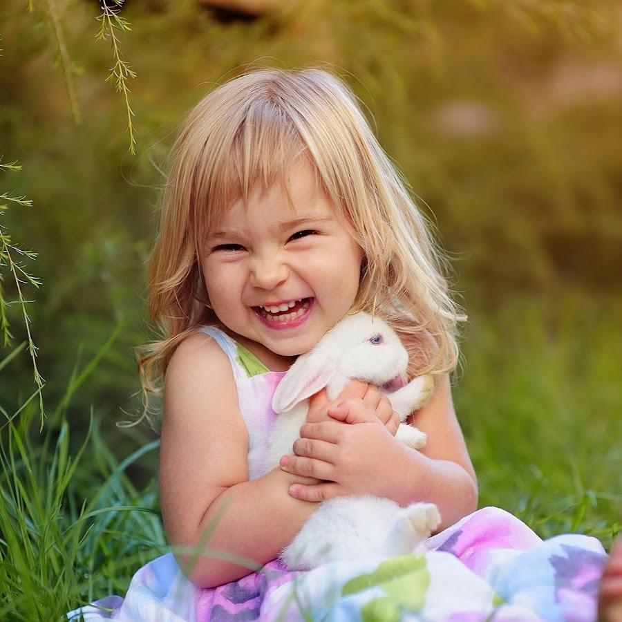 Радостная девочка. Счастливый ребенок. Ребенок улыбается. Девочка с кроликом.