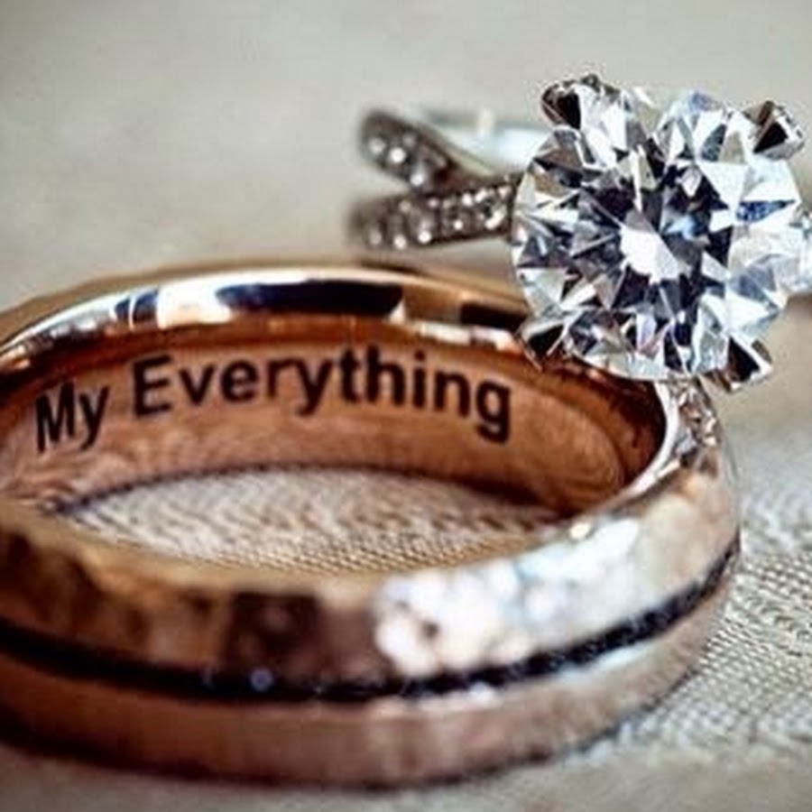 Понравились кольца. Необычные Свадебные кольца. Гравировка имени на кольце. Гравировка на обручальных кольцах. Кольцо с бриллиантом и гравировкой.