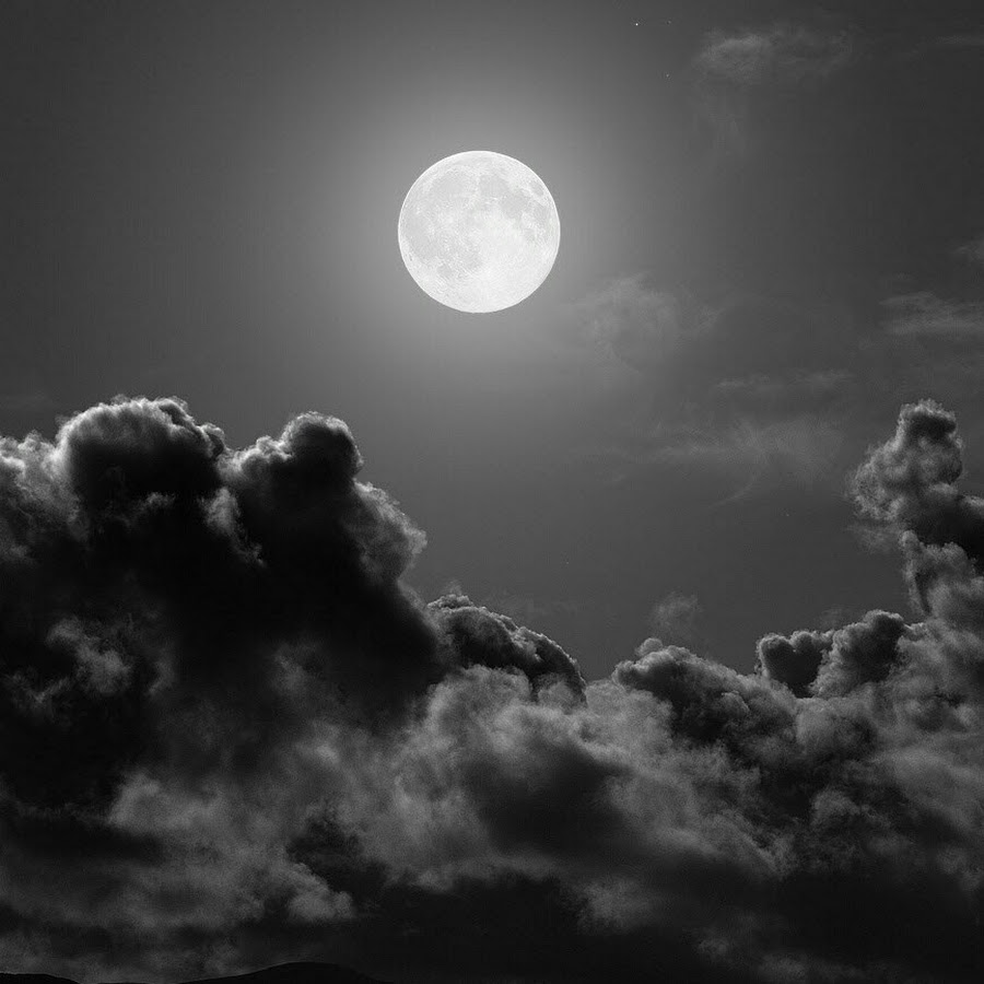 Небе погаснет луна. Ночь Луна облака. Ночные облака. Небо ночью.
