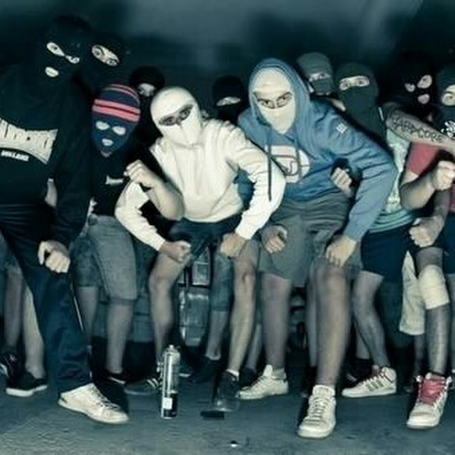 Мы с пацанами мем. Мы с пацанами сидим на рыхлой. Я с пацанами мем. Пацан с друзьями ночью. Гопник на кортах.