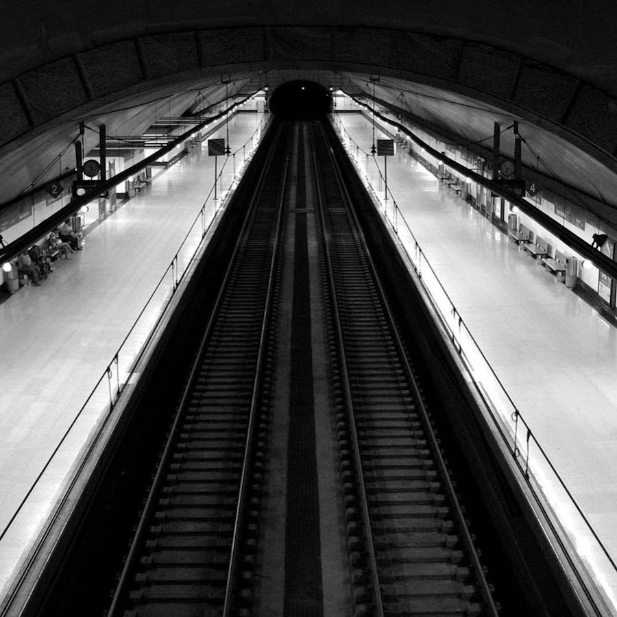 черно белая станция метро