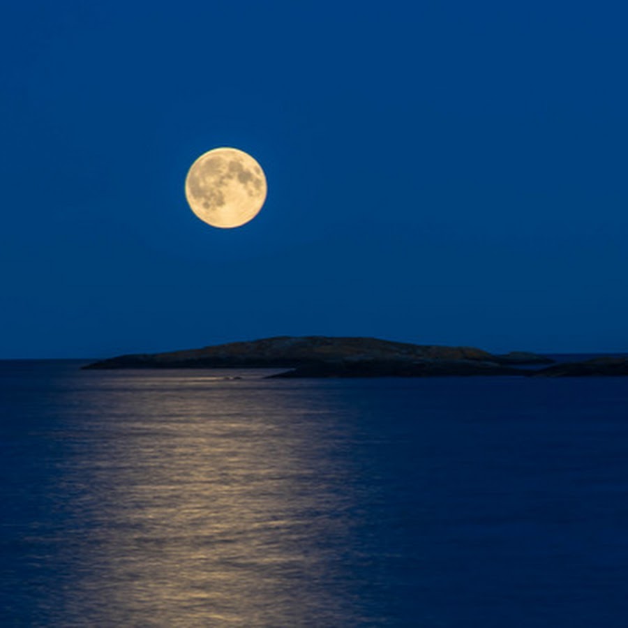 Moonlight stream. Луна в Антарктиде. Вид Луны с Антарктиды. Перевернутая Луна. Вид Луны в Южном полушарии.