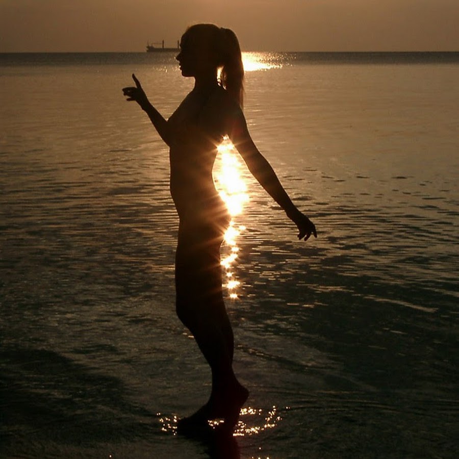 Девушка на 1 вечер. Девушка-море. Девушка на закате. Девушка в воде на закате. Девушка и солнце.