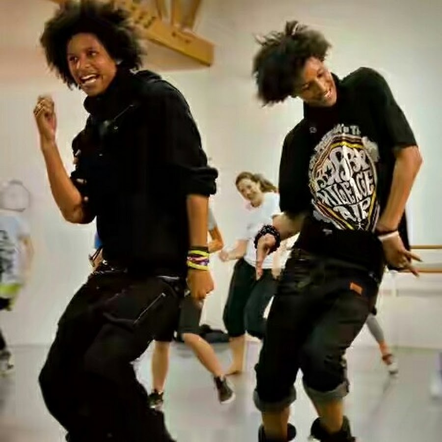 Братья танцуют. Братья танцоры Близнецы les Twins. Лес Твинс танцоры братья. Танцы братья лес Твинс. Лес Твинс братья танцоры Твинс.