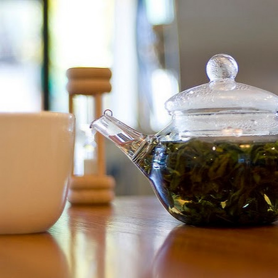 Черный чай в заварнике. Чай улун зеленый Земляничный. Чай улун молочный в заварнике. Молочный улун в чайнике. Чай улун в чайнике.