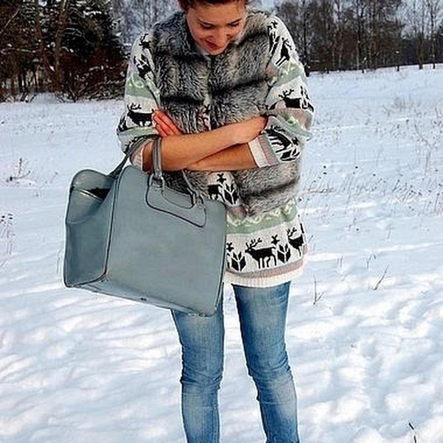 Девушка в джинсах зимой