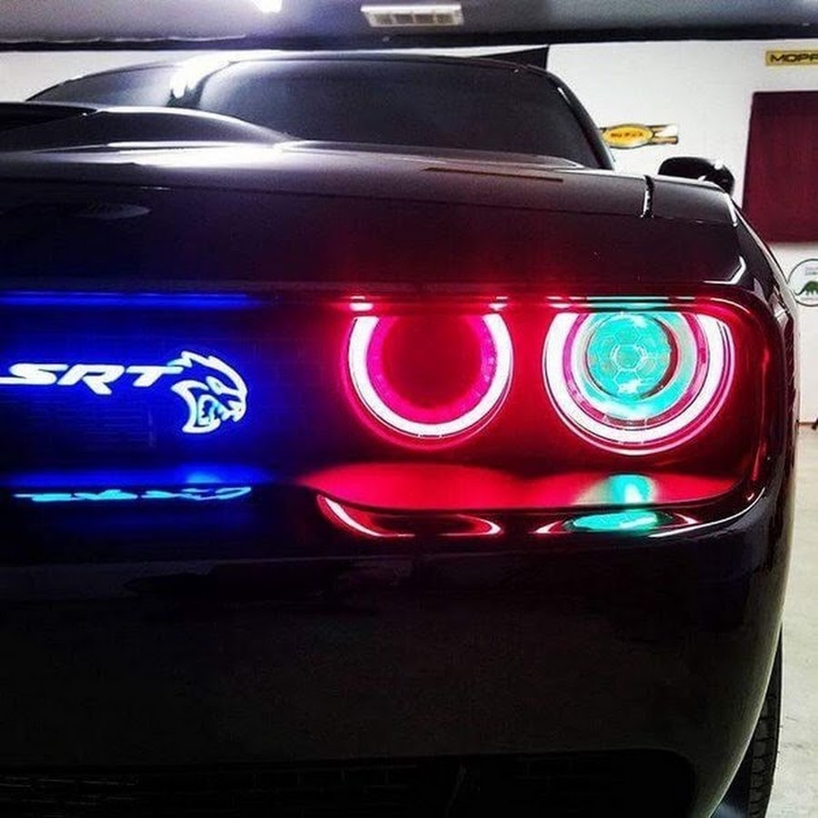 Красные фары. Dodge Challenger srt красные фары. Dodge Challenger оптика. Додж Челленджер демон красные фары. Альтернативная оптика Додж Челленджер.