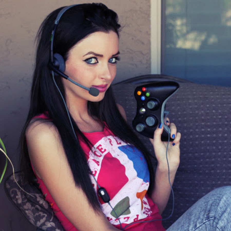 Gamer girl. Девушка геймер. Гейм девушки. Девушка с джойстиком. Девушки геймерши.