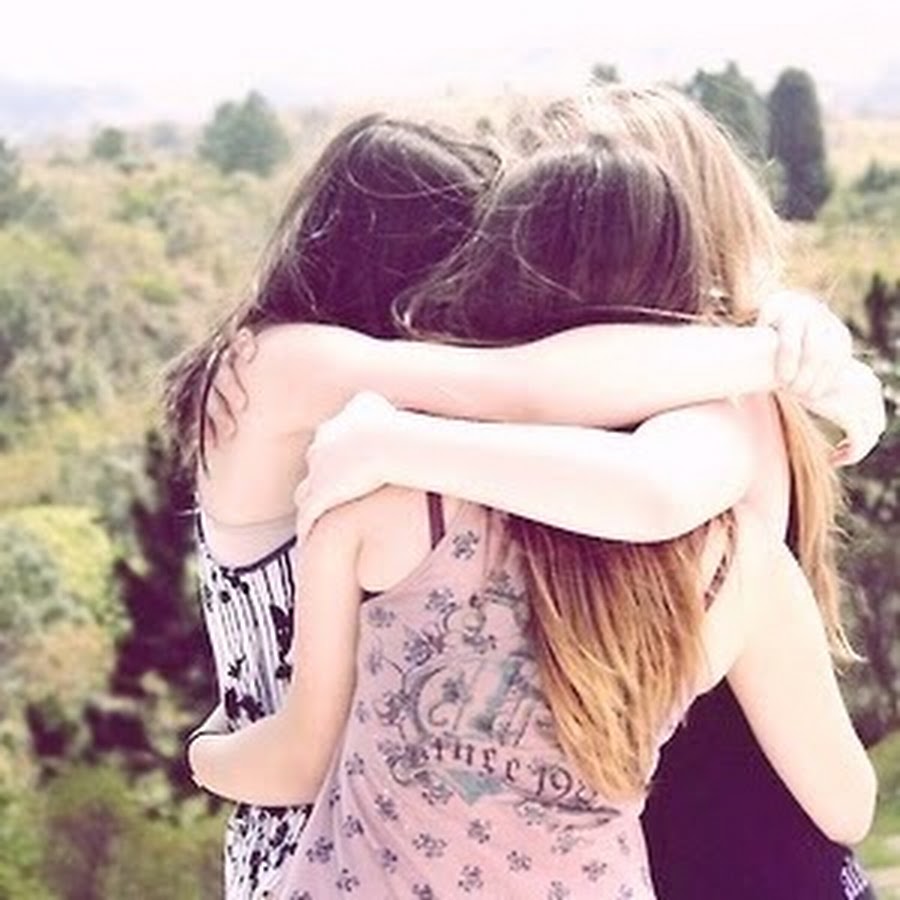 Girls best friend. Объятия подруг. Подруги обнимаются. Две подруги обнимаются. Лучшие подруги обнимаются.