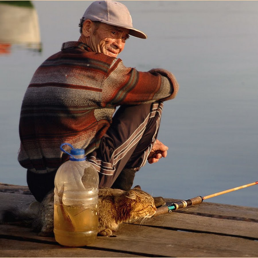 Фото рыбака и рыбки. Старик Рыбак. Рыбак сидит. Рыбак и рыбка. Человек с удочкой.
