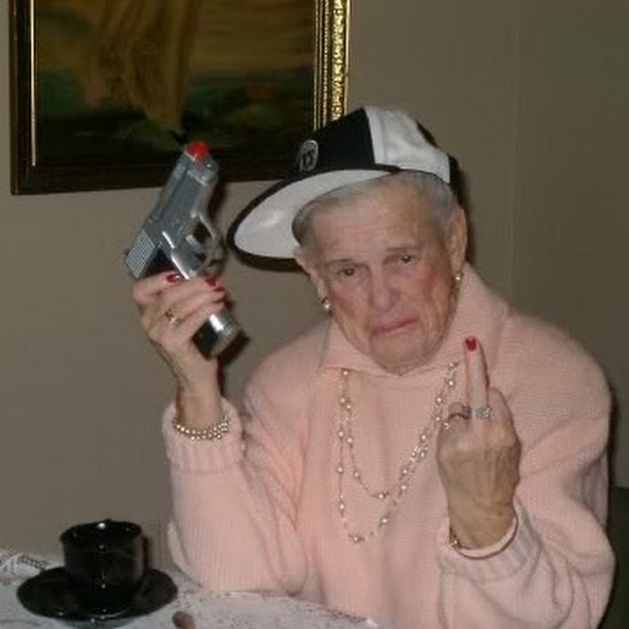 Бари бабушка. Бабушка гангстер. Опасная бабка. Бабка с пистолетом. Крутая бабушка.
