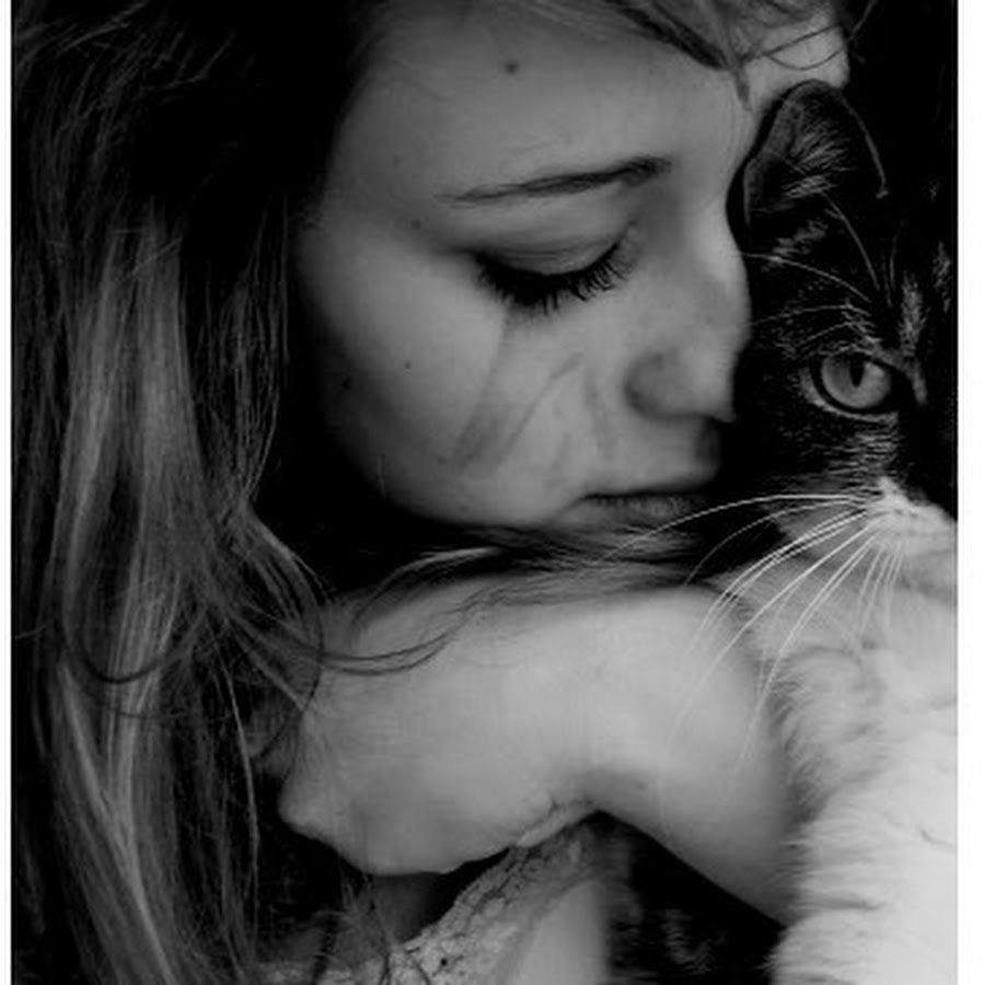 До слез очень грустный. Грустная девушка с котом. Грустная девушка картинки. Грустные картинки на аву. Девушка тоскует.
