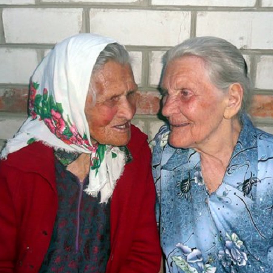 Бабушки спорят. Две старушки. Две старые бабушки. Две бабки. Бабки спорят.