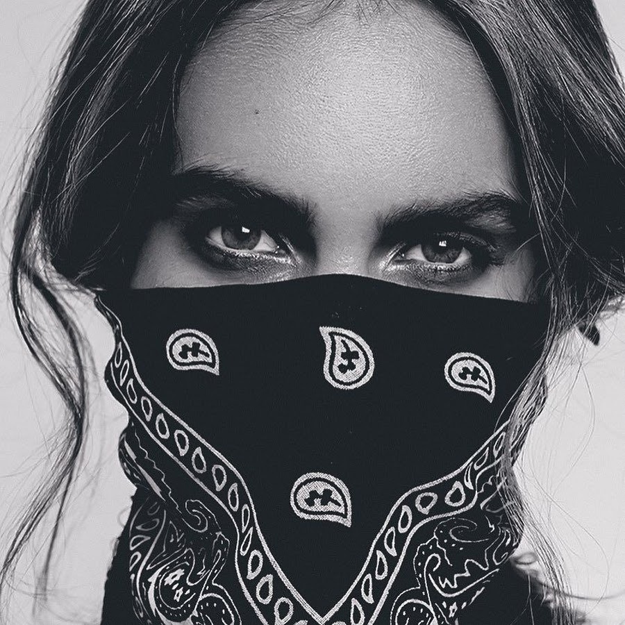 Mask girl gangsta. Девушка в бандане. Девочка с банданой на лице. Банадан на лице девушка. Девушка в чёрной бандане.