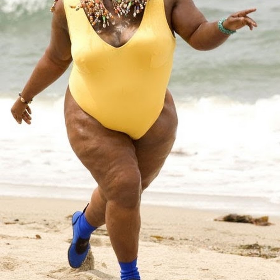 Самая большая мамочка. Большая мамочка на пляже. Толстая негритянка на пляже. Большая мамочка бежит по пляжу. Большая мамочка.