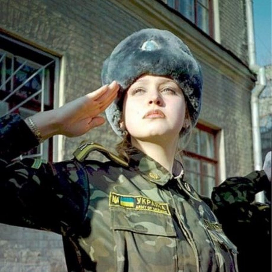 Видеть себя в военной форме. Женщины в военной форме. Украинские девушки военные. За военных женщин. Девушка отдает честь.