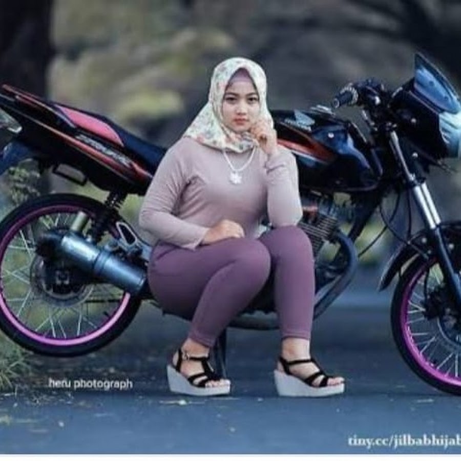 Hijab semok. Индонезийская женщина хиджаб за мотоциклом. Hijab Nyeplak Naik Motor. Gerepe Hijab Motor. Turk hidjab hot Motor.