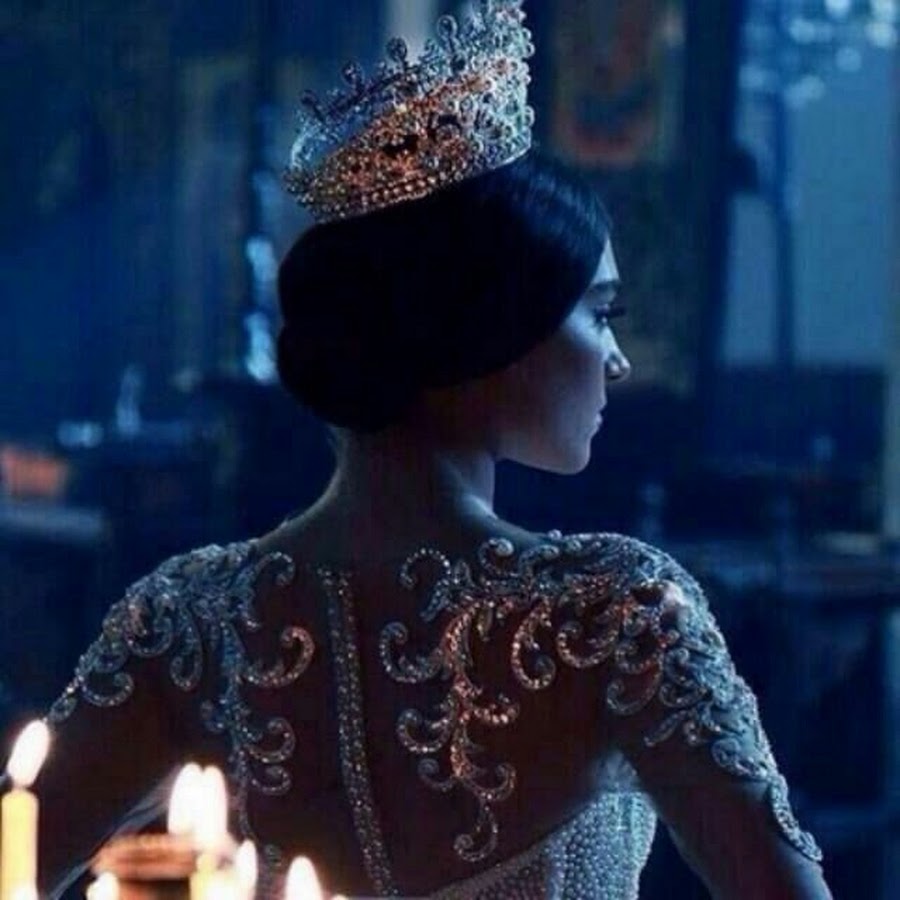 Чувствовать себя королевой. Брюнетка в короне. Женщина в короне. Королева в короне со спины. Брюнетка с короной на голове.